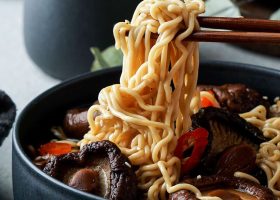 طريقة عمل شوربة اللحم بالنودلز الأسيوية