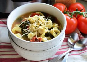 طريقة عمل شوربة المكرونة بالسبانخ والطماطم