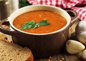 طريقة عمل شوربة العدس بالطماطم والكارى