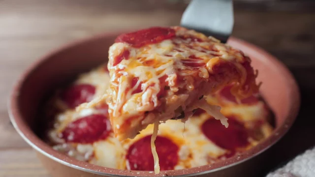 طريقة عمل بيتزا الاندومي