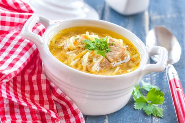 طريقة عمل شوربة الشعرية بقطع الدجاج الحارة