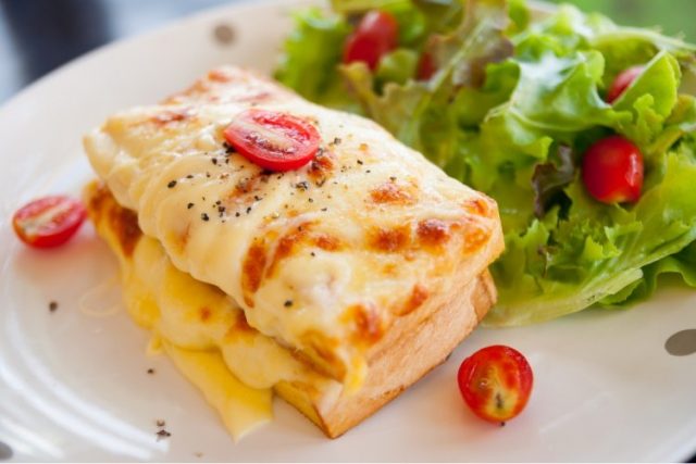 طريقة عمل توست مقلي بالبيض للفطور