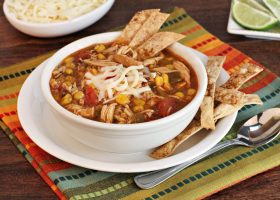 طريقة عمل شوربة الدجاج بقطع الهالبينو الحارة