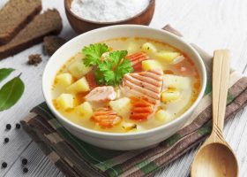 طريقة عمل شوربة البطاطس بالسلمون