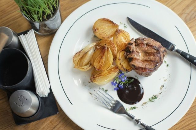 طريقة عمل صينية لحمة شرائح بالبصل