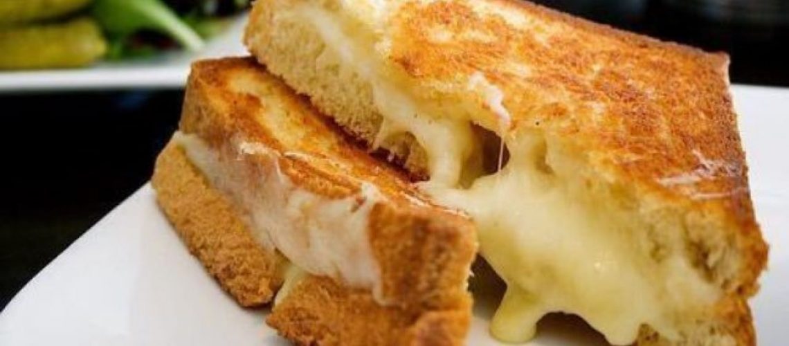 طريقة عمل ساندويتش توست بالجبن السائل