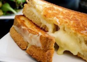 طريقة عمل ساندويتش توست بالجبن السائل