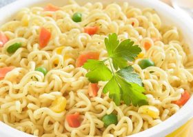 طريقة عمل اندومى بالخضار