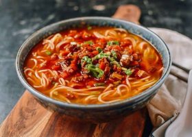 طريقة عمل شوربة النودلز باللحم المفروم