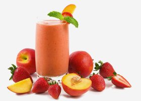 طريقة عمل كوكتيل الخوخ بالتوت والفراولة