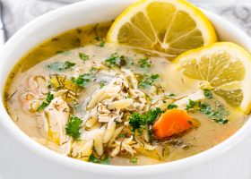 طريقة عمل شوربة بقطع الدجاج بالليمون