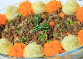 طريقة عمل كسرولة اللحم المفروم والبطاطس البيوريه