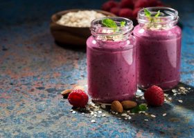 طريقة عمل مشروب التوت بالشكولاتة البيضاء