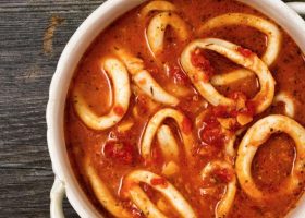 طريقة عمل طاجن الكالماري بالصلصة