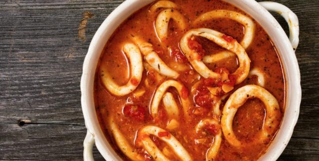 طريقة عمل طاجن الكالماري بالصلصة