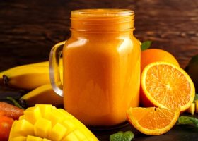 طريقة عمل سموثي المانجو بالبرتقال والزبادي