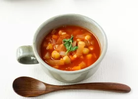 طريقة عمل شوربة الحمص بالثوم