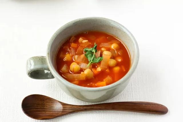 طريقة عمل شوربة الحمص بالثوم