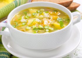 طريقة عمل شوربة الخضار بالطماطم والكاري