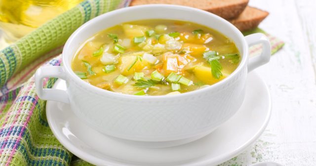 طريقة عمل شوربة الخضار بالطماطم والكاري