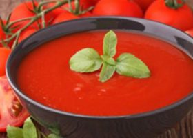 طريقة عمل شوربة الطماطم بالثوم والريحان