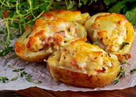 طريقة عمل قوارب البطاطس بالدجاج والجبن