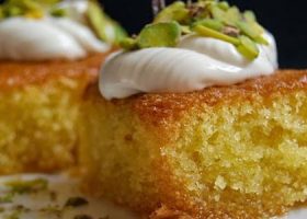 طريقة عمل كيكة الزبادي بالشربات