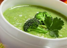 طريقة عمل شوربة بروكلي بالجبنة والخضار