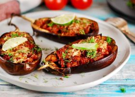 طريقة عمل قوارب الباذنجان باللحم المفروم