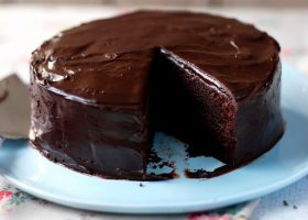 طريقة عمل كيكة الشوكولاتة البسيطة
