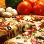 طريقة عمل بيتزا بالدجاج والزيتون