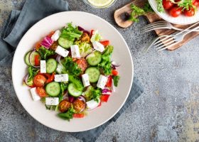 طريقة عمل سلطة الخضار وجبنة الحلوم