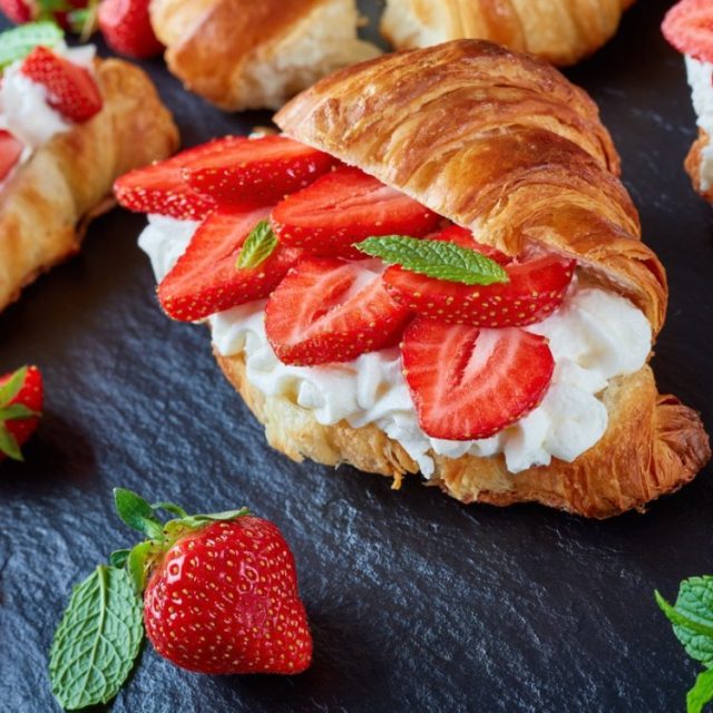 طريقة عمل كرواسون بالفراولة والجبن الخفيف