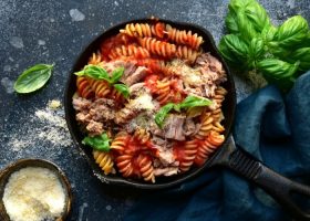 طريقة عمل مكرونة بالتونة والصلصة