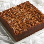 طريقة عمل كيكة التمر الهشة بالزبادي