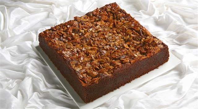 طريقة عمل كيكة التمر الهشة بالزبادي