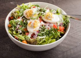 طريقة عمل سلطة الخس بالبسطرمة والبيض