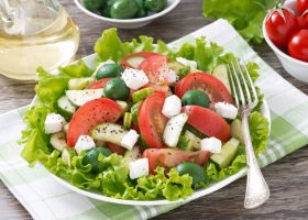 طريقة عمل سلطة خضراء بالجبنة وبذور الشيا