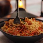 طريقة عمل نودلز بالجزر والكوسا للنباتيين