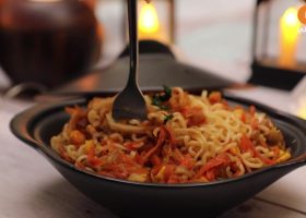 طريقة عمل نودلز بالجزر والكوسا للنباتيين