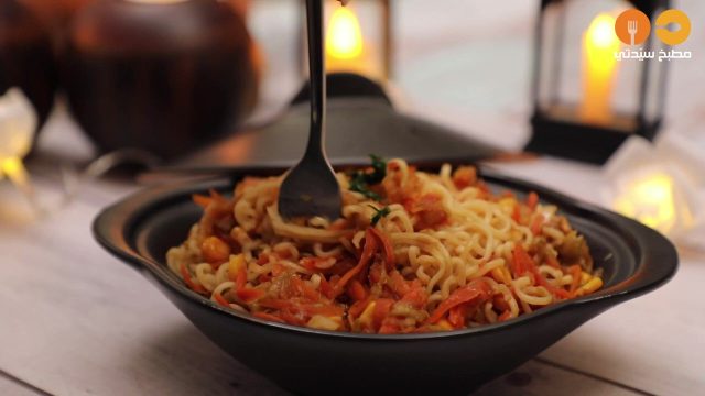 طريقة عمل نودلز بالجزر والكوسا للنباتيين