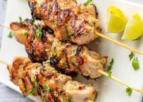 طريقة عمل أسياخ الدجاج المشوية بالليمون