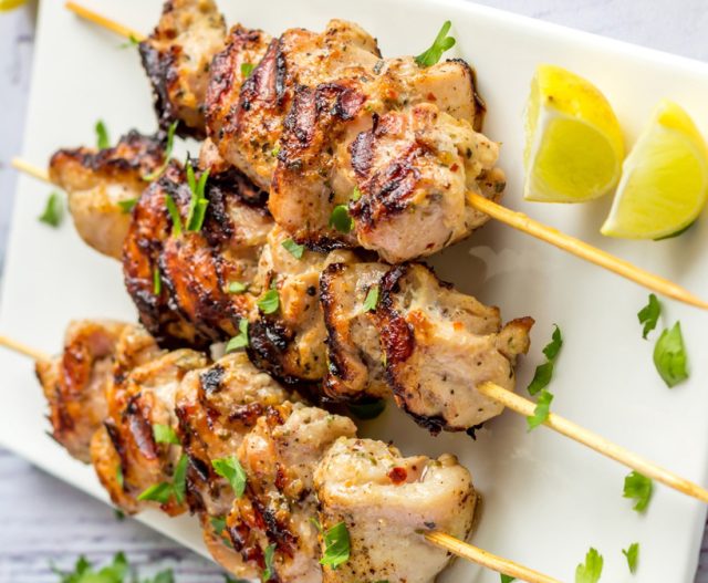 طريقة عمل أسياخ الدجاج المشوية بالليمون