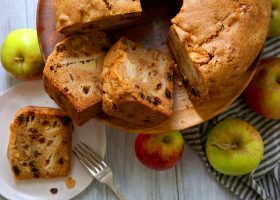 طريقة عمل كيكة التفاح والزبيب