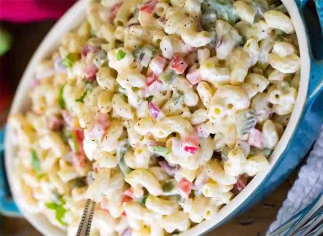 طريقة عمل سلطة المكرونة بالخضار والدجاج