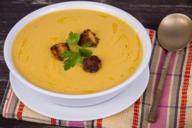 طريقة عمل شوربة القرع المشوي الحارة