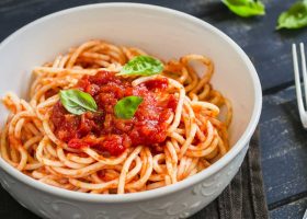 طريقة عمل المكرونة العادية بالصلصة