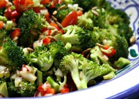 طريقة عمل سلطة الطماطم والبروكلي