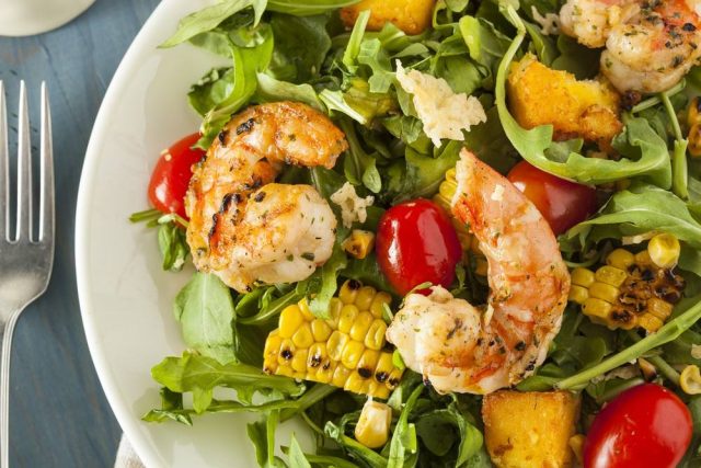 طريقة عمل سلطة الجمبري بالذرة والليمون