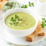 طريقة عمل شوربة الكوسا والبصل الأخضر